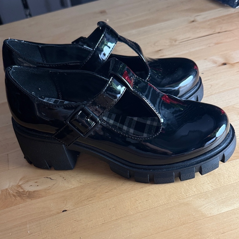 Stylish Black Women's Shoes - Picture 4 of 9